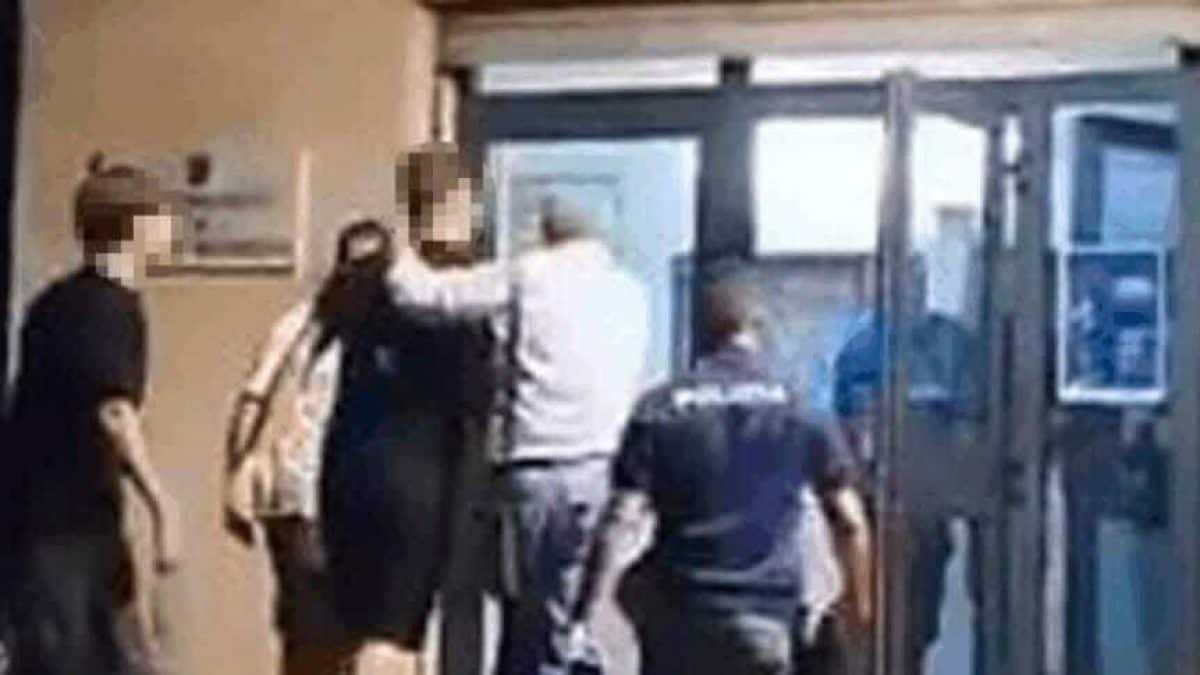 Il 17enne si presenta in commissariato a Vittoria (Foto Franco Assenza)