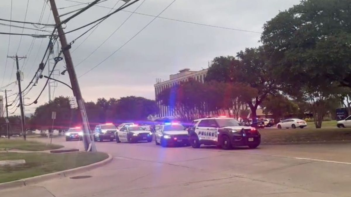 Le auto della polizia sul luogo della sparatoria a Dallas