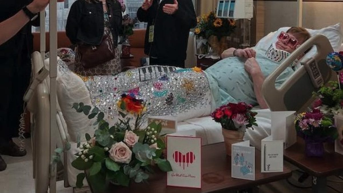 Elton John in un letto d’ospedale per un film