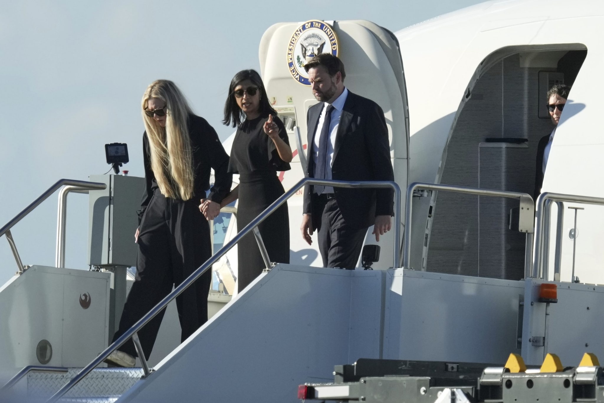 JD Vance con la moglie di Charlie Kirk arrivano a Phoenix