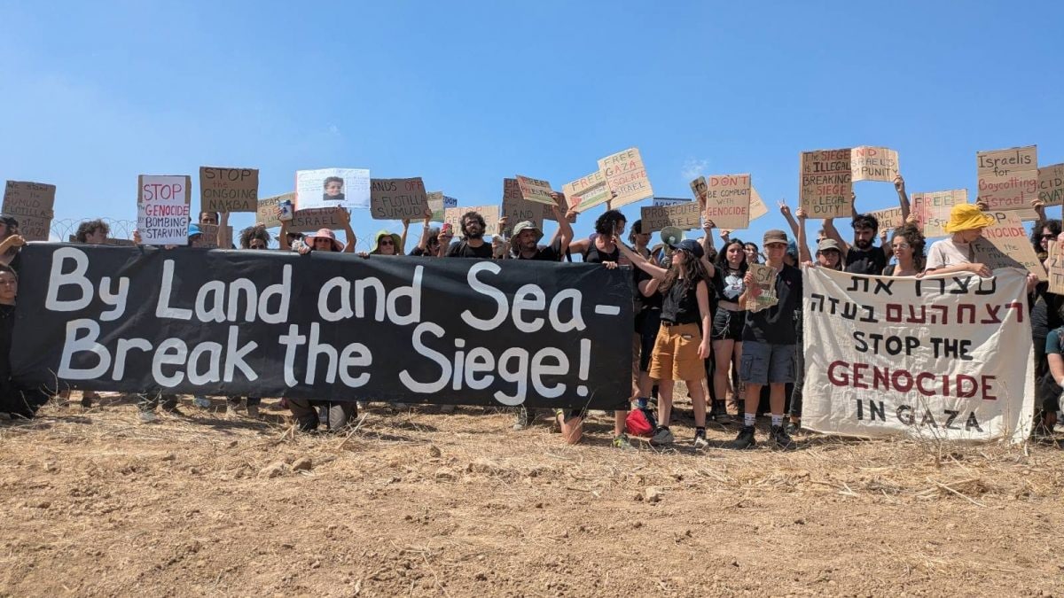 Manifestazione degli attivisti israeliani al confine con la Striscia di Gaza