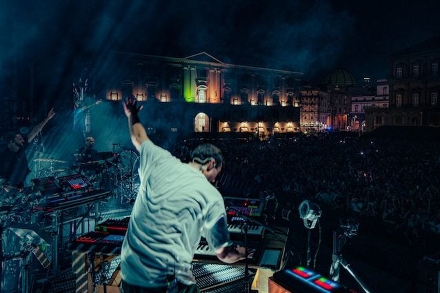 Fred Again a Piazza del Plebiscito a Napoli – ph Theo Batterham