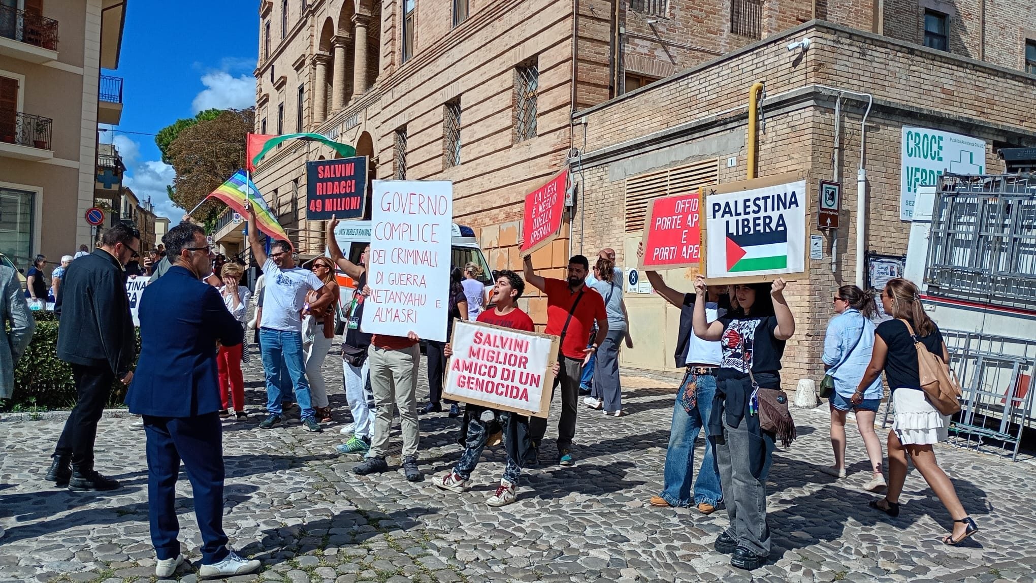 I manifestanti contro Salvini a Offida