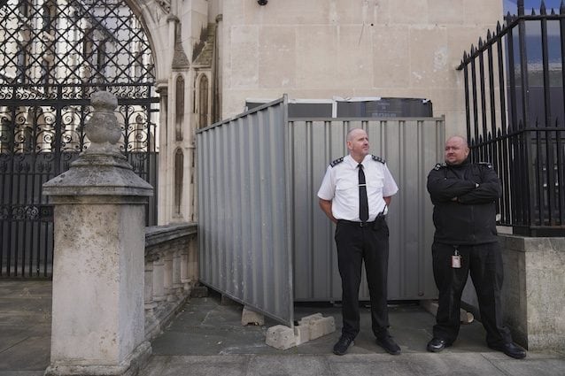 La Polizia a protezione dell’opera di Banksy coperta – ph AP Photo/Joanna Chan