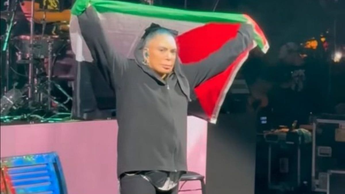 Loredana Bertè in concerto, con la bandiera della Palestina