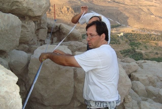 L’archeologo Francesco Benedettucci al lavoro sullo scavo di Tell al–Mashhad in Giordania