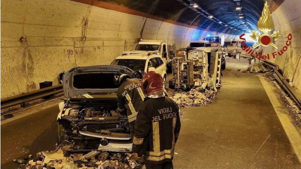 L’intervento dei vigili del fuoco nella galleria zona Trabia