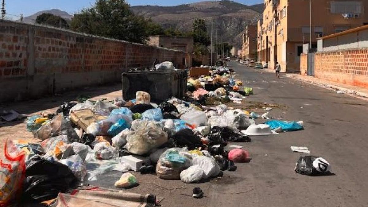 La situazione rifiuti all'esterno dell'IC "Giovanni Falcone" di Palermo (Credits: Antonio Sanfilippo).