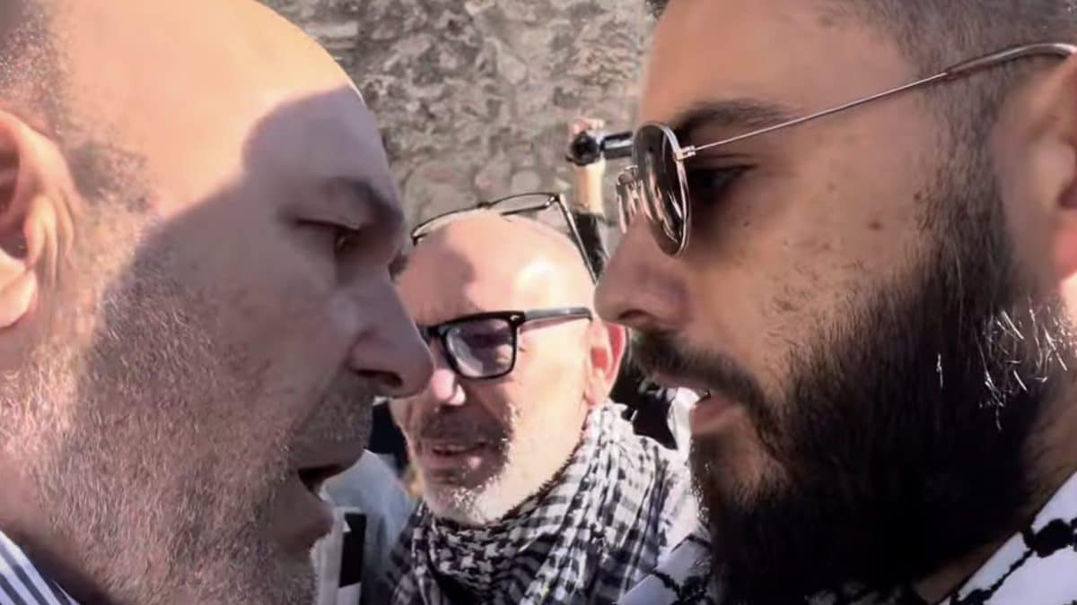 Immagine dal video di Radio Tele Galileo. A sinistra, Stefano Bandecchi; a destra Lorenzo Carletti, organizzatore della contestazione