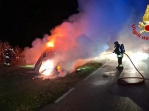 auto-fiamme-spegnimento-300x225.jpg