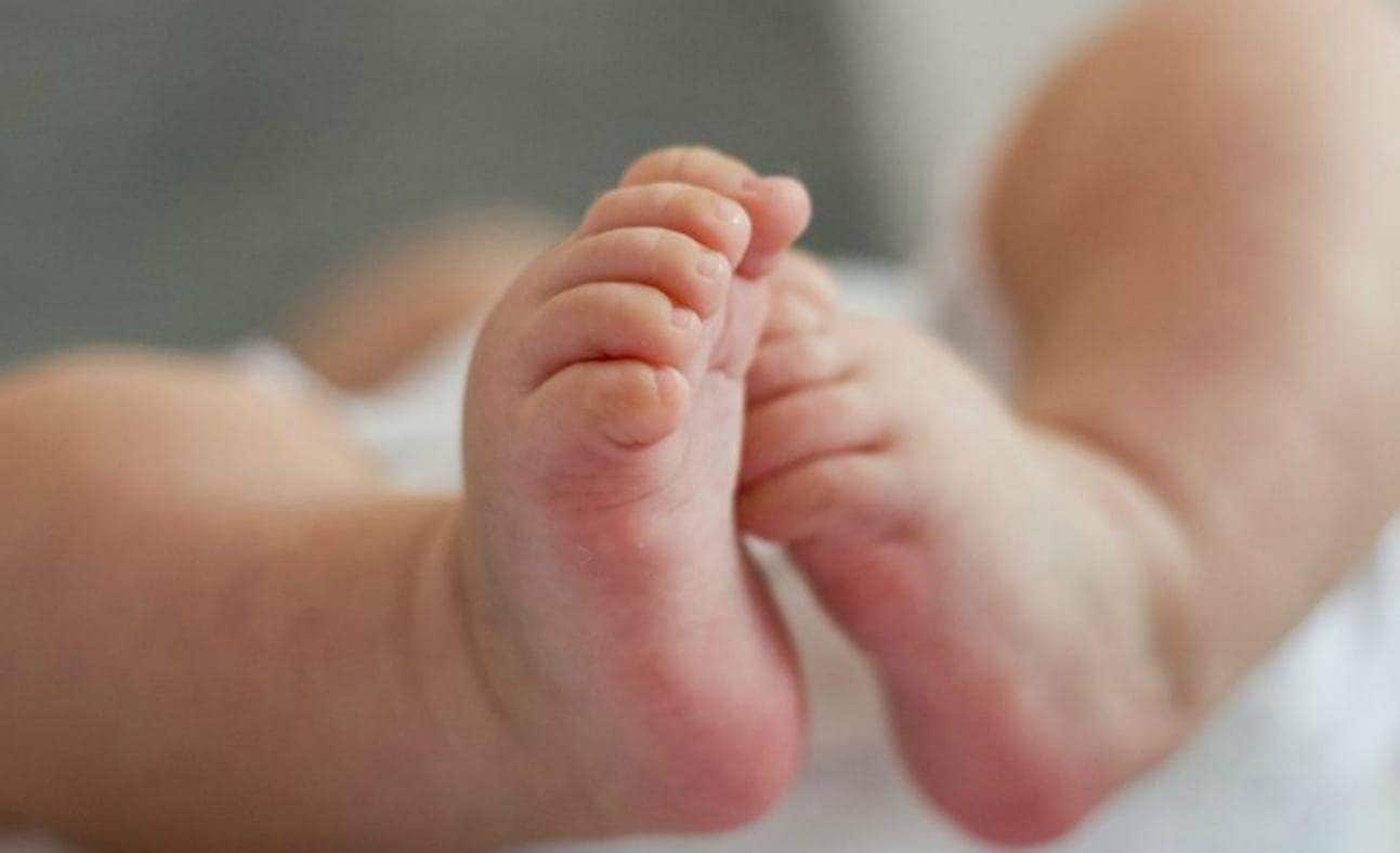 Bimbo di un anno morto in culla, la babysitter indagata per omicido colposo: "Era tutto blu"