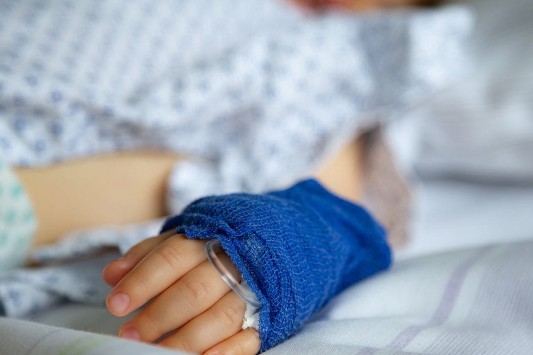 Bimbo strappato alla madre dopo divorzio, si ammala di tumore in comunità ma lei non può vederlo: "Disumano"