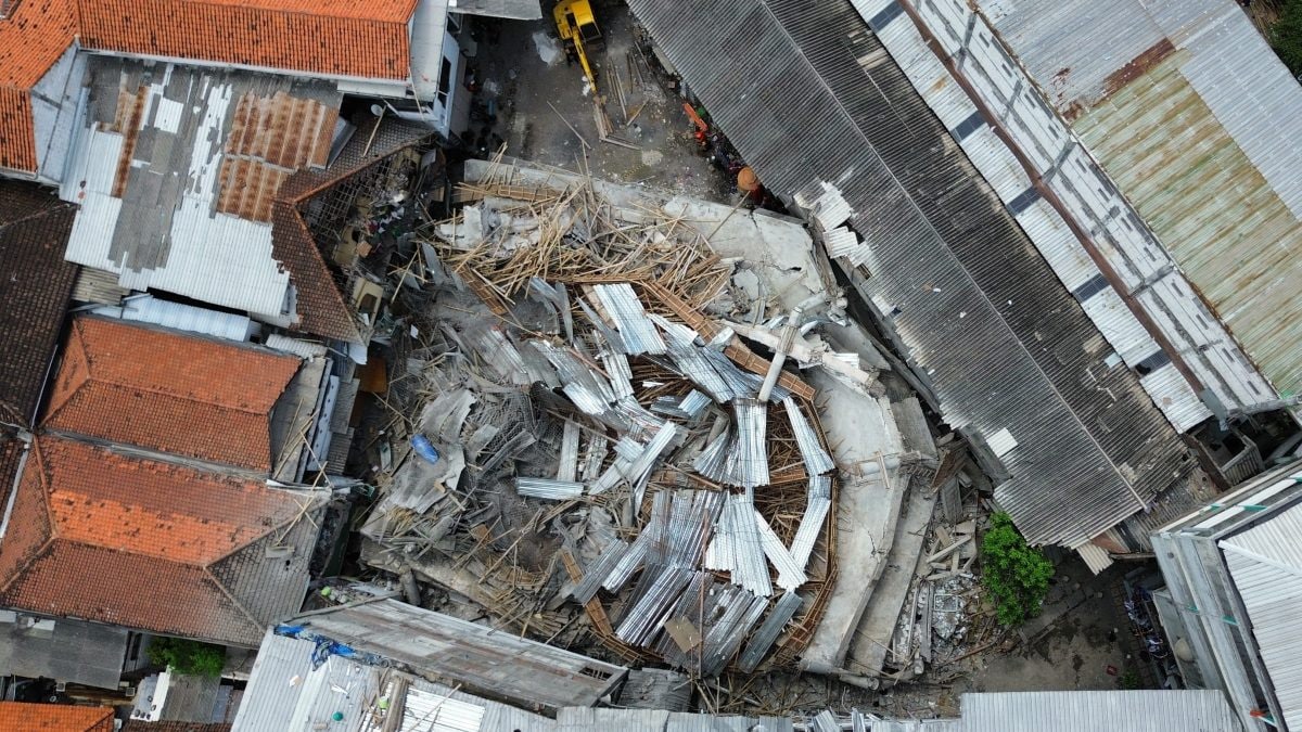 Le macerie della scuola crollata
