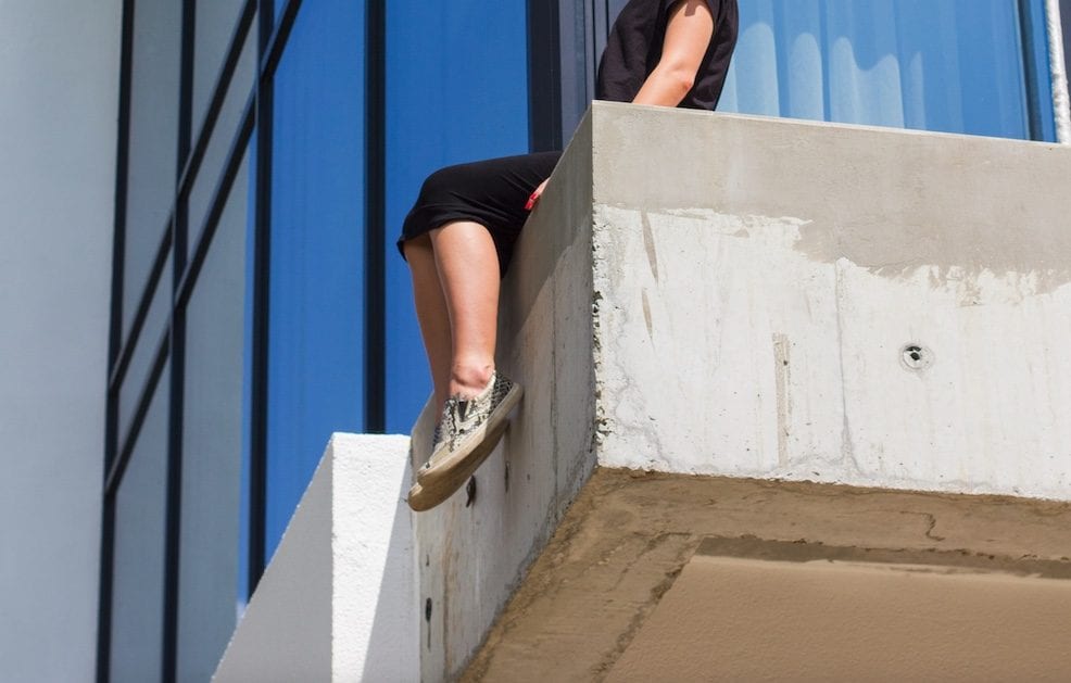 Bimbo di 10 anni scivola e cade dal terrazzo mentre gioca ad Arezzo: trasportato in elicottero a Firenze