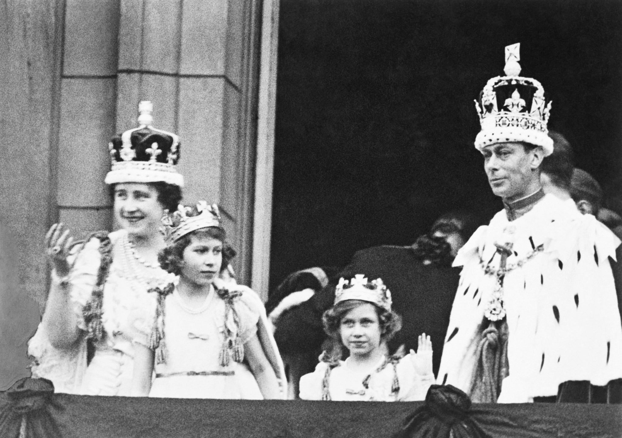 Elisabetta II da bambina (la seconda da sinistra), insieme alla madre, la regina Elisabetta, il padre, re Giorgio VI e la sorella Margaret.