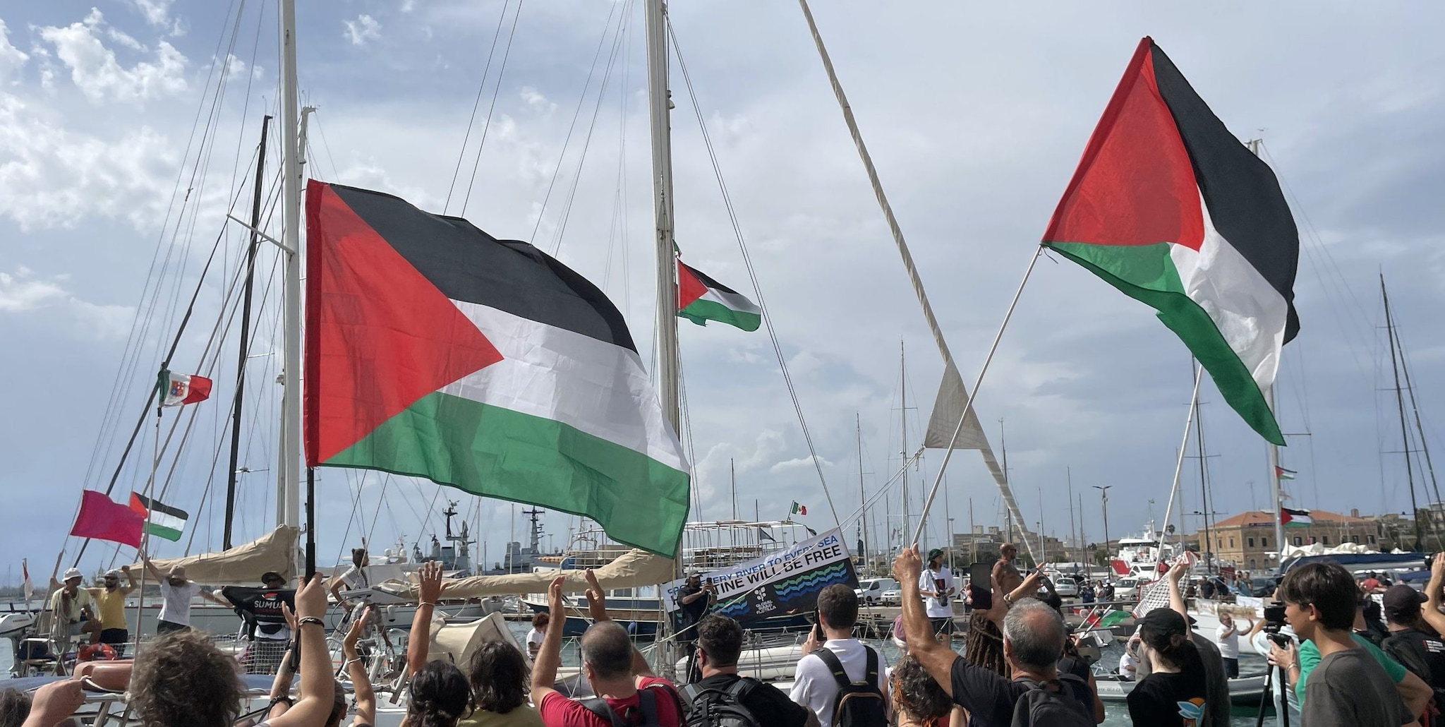 Global Sumud Flotilla, la Procura di Roma contesta il reato di tortura: "Chiusi in gabbia e lasciati senz'acqua"