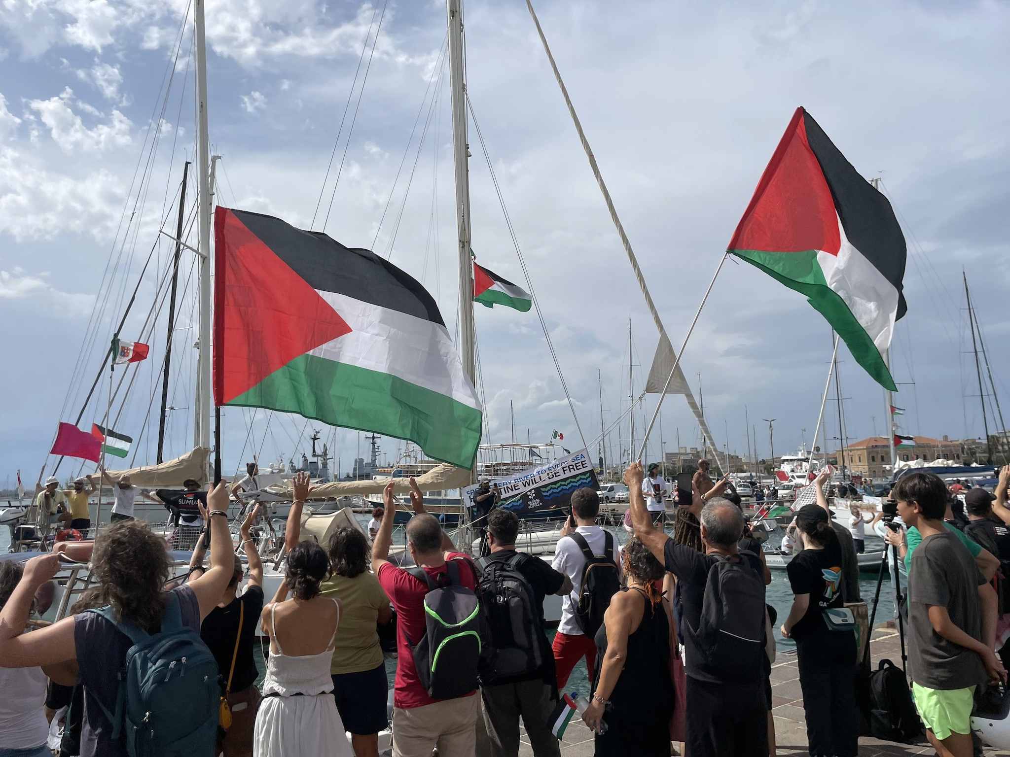 Violenze e abusi contro la Global Sumud Flotilla: la Procura di Roma apre un'indagine sui crimini di Israele