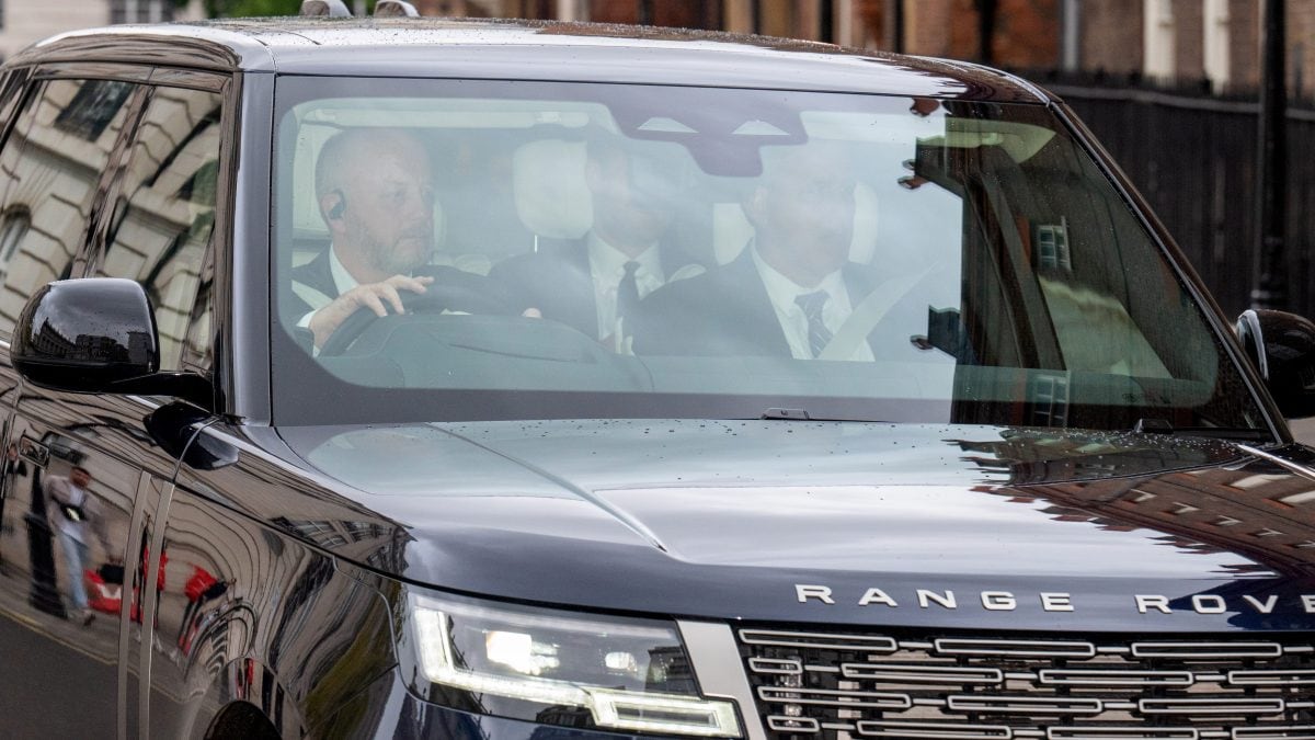 Il principe Harry in auto mentre raggiunge Clarence House.