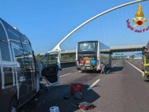 incidente-furgone-bus-A1-300x225.jpg