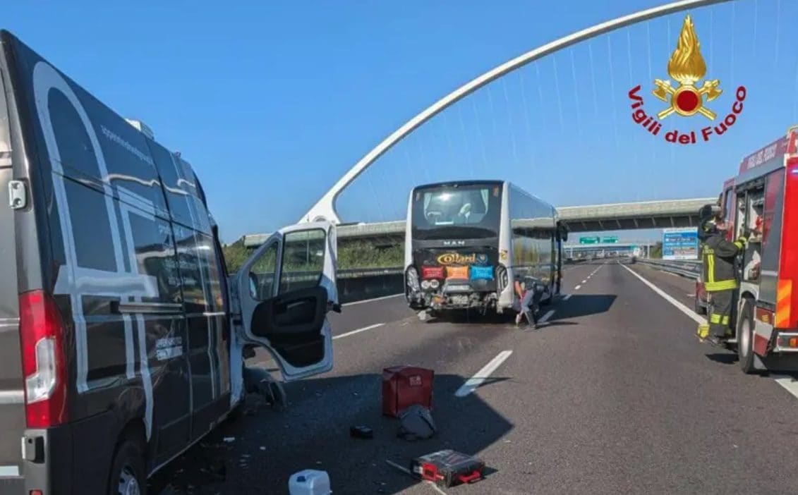 Scontro tra furgone e pullman di turisti in A1 a Reggio Emilia: un ...