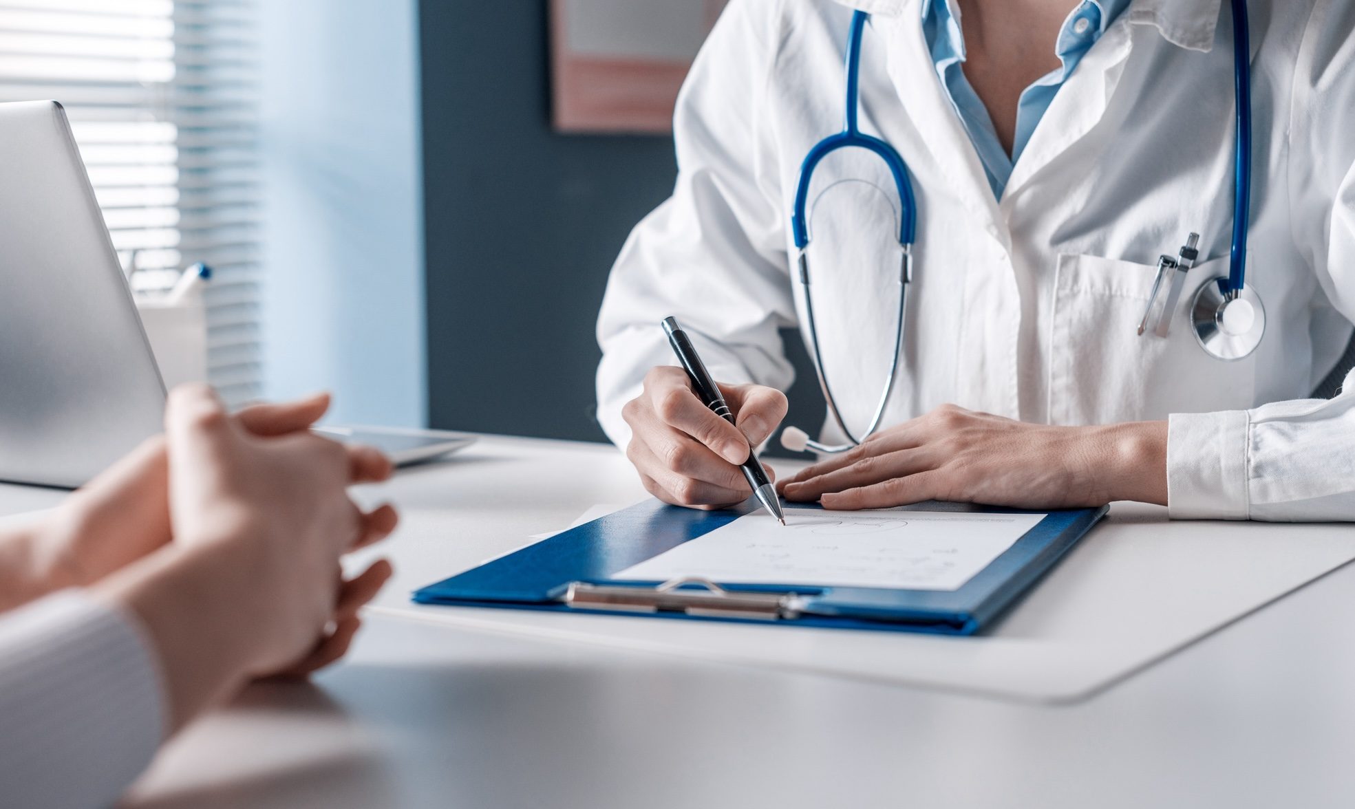 Si faceva pagare 200 euro a visita, ma non era davvero medico: condannato finto dottore insieme ai collaboratori