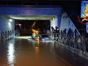 nubifragio-marche-auto-sottopasso-vigili-del-fuoco-300x225.jpg