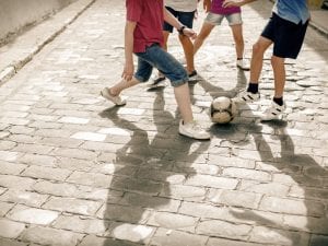 pallone-bimbi-strada-calcio-300x225.jpg