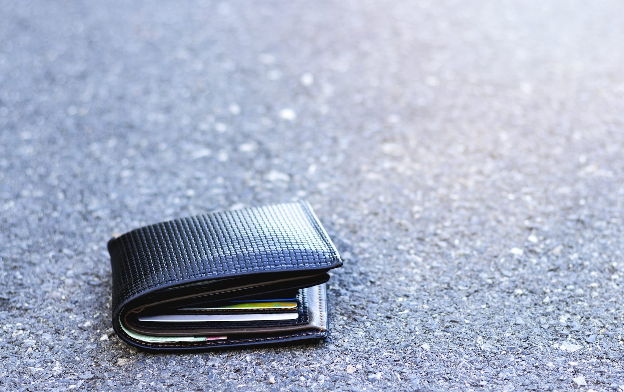 Trova un portafogli smarrito e lo consegna ai Carabinieri, ma prima usa il bancomat per fare acquisti: denunciato