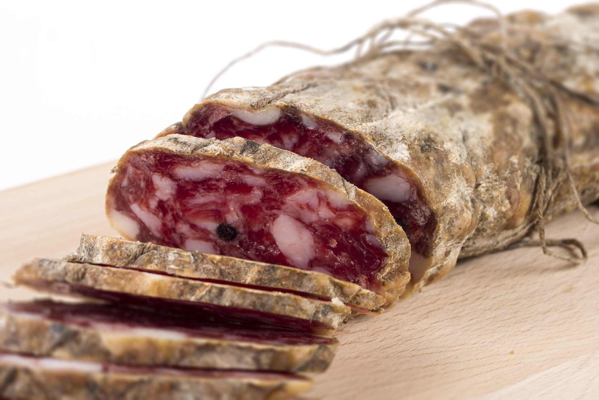 Rischio microbiologico, salami ritirati dal commercio: l’allerta del Ministero della salute