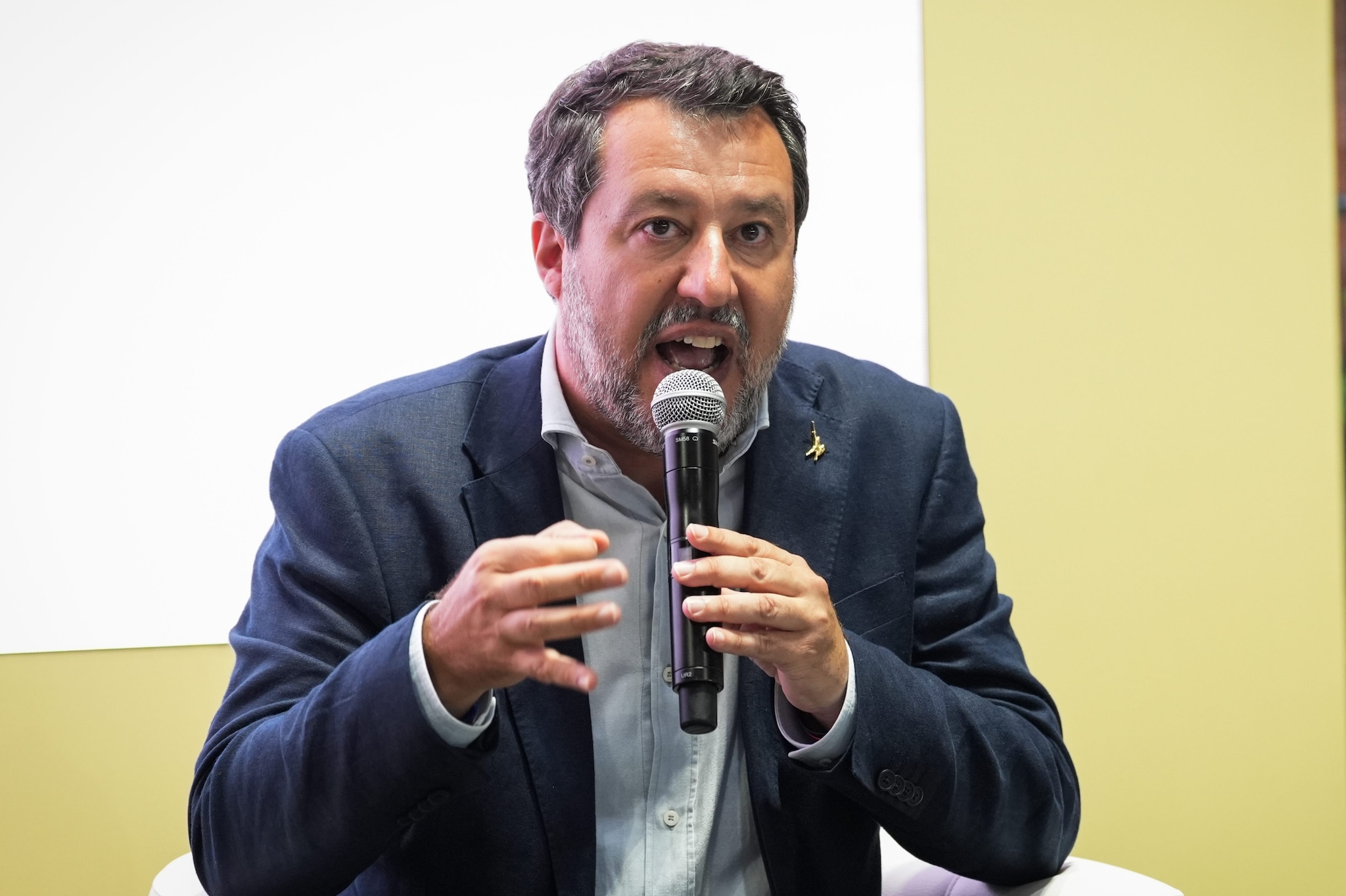 Salvini promette di nuovo la flat tax per alzare gli stipendi dei dipendenti: cosa può cambiare davvero