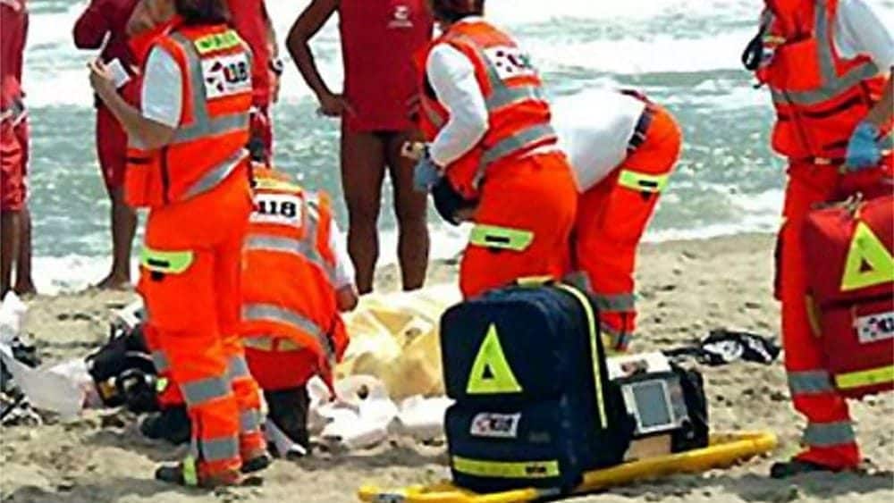 Si tuffa in mare per aiutare il figlio e non riesce più a tornare a riva: muore un 48enne in Liguria