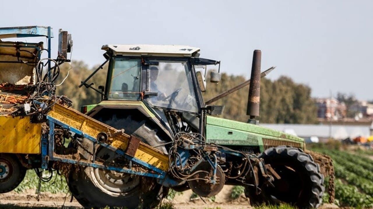 Bimba di 5 anni investita e uccisa da un trattore a Polistena, alla guida c'era il padre: indagini in corso