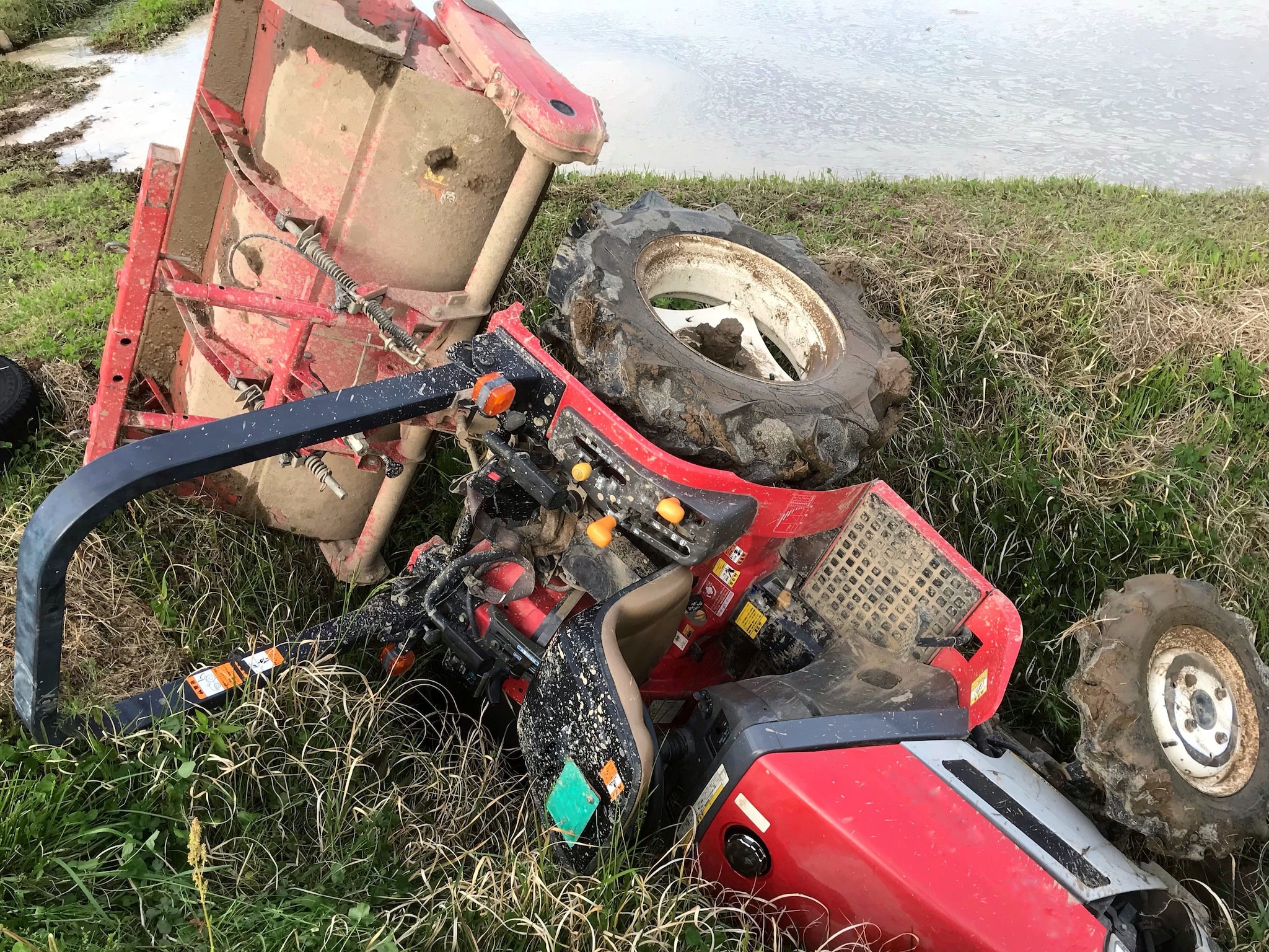 Il trattore si ribalta mentre un operaio è al lavoro, 45enne muore ...