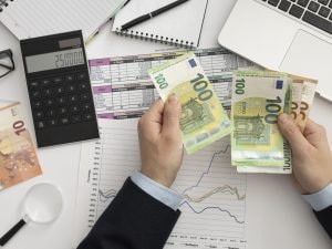 uomo-d-affari-piatto-laici-che-controlla-i-modi-finanziari-300x225.jpg