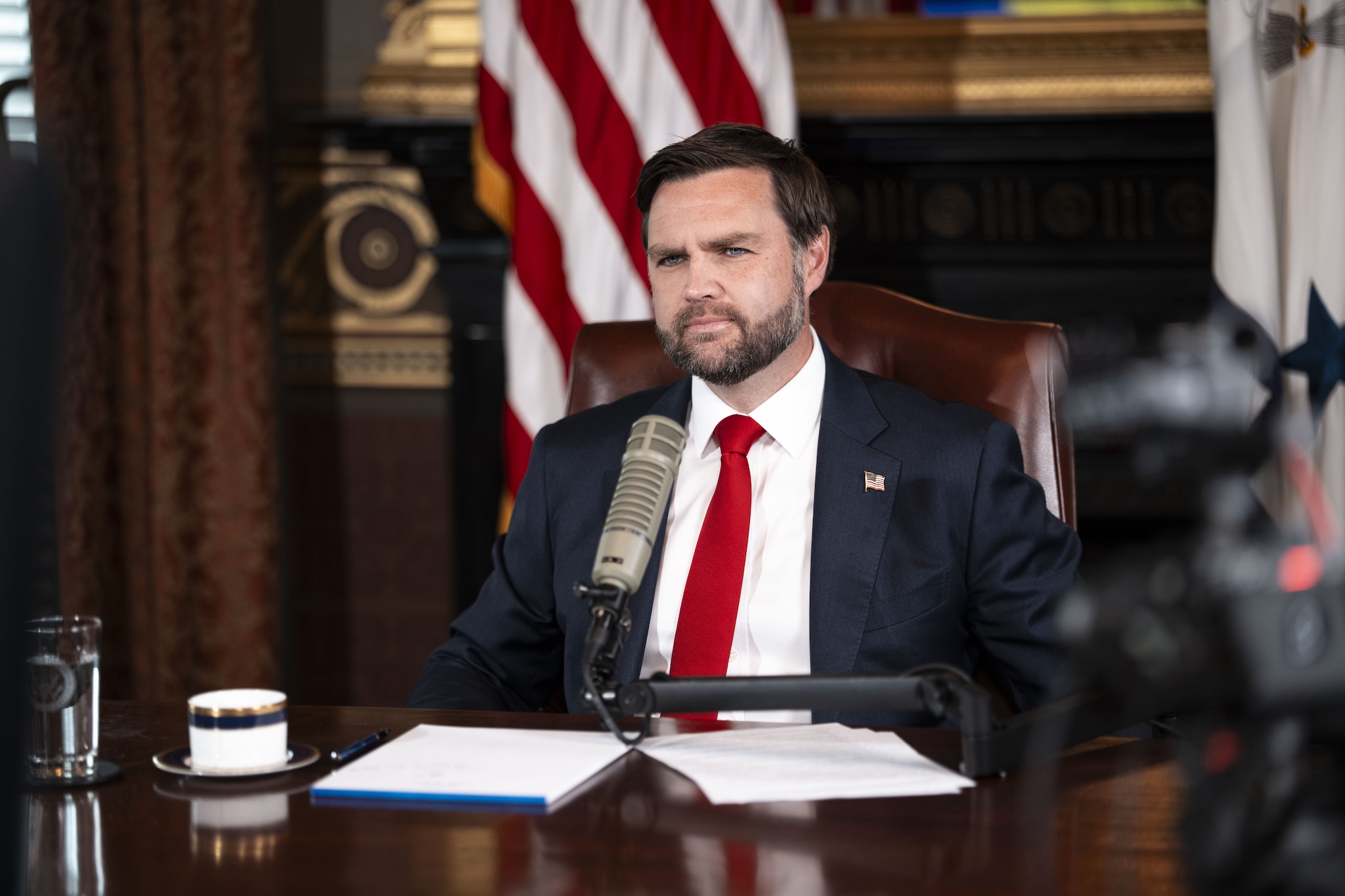 Il vicepresidente JD Vance alla conduzione della puntata del podcast di Kirk, la prima dopo la sua morte.