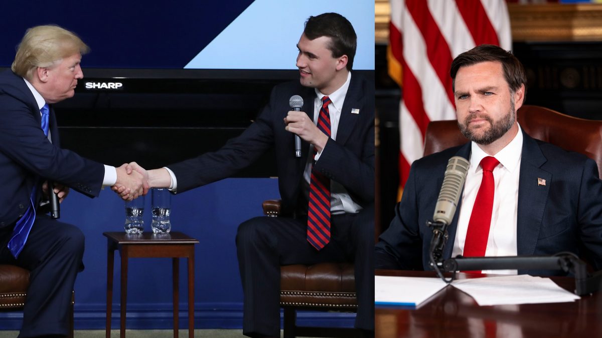 Trump e Kirk insieme in una foto di alcuni anni fa; Jd Vance conduce dalla Casa Bianca il primo episodio del podcast del 31enne dopo la sua morte.