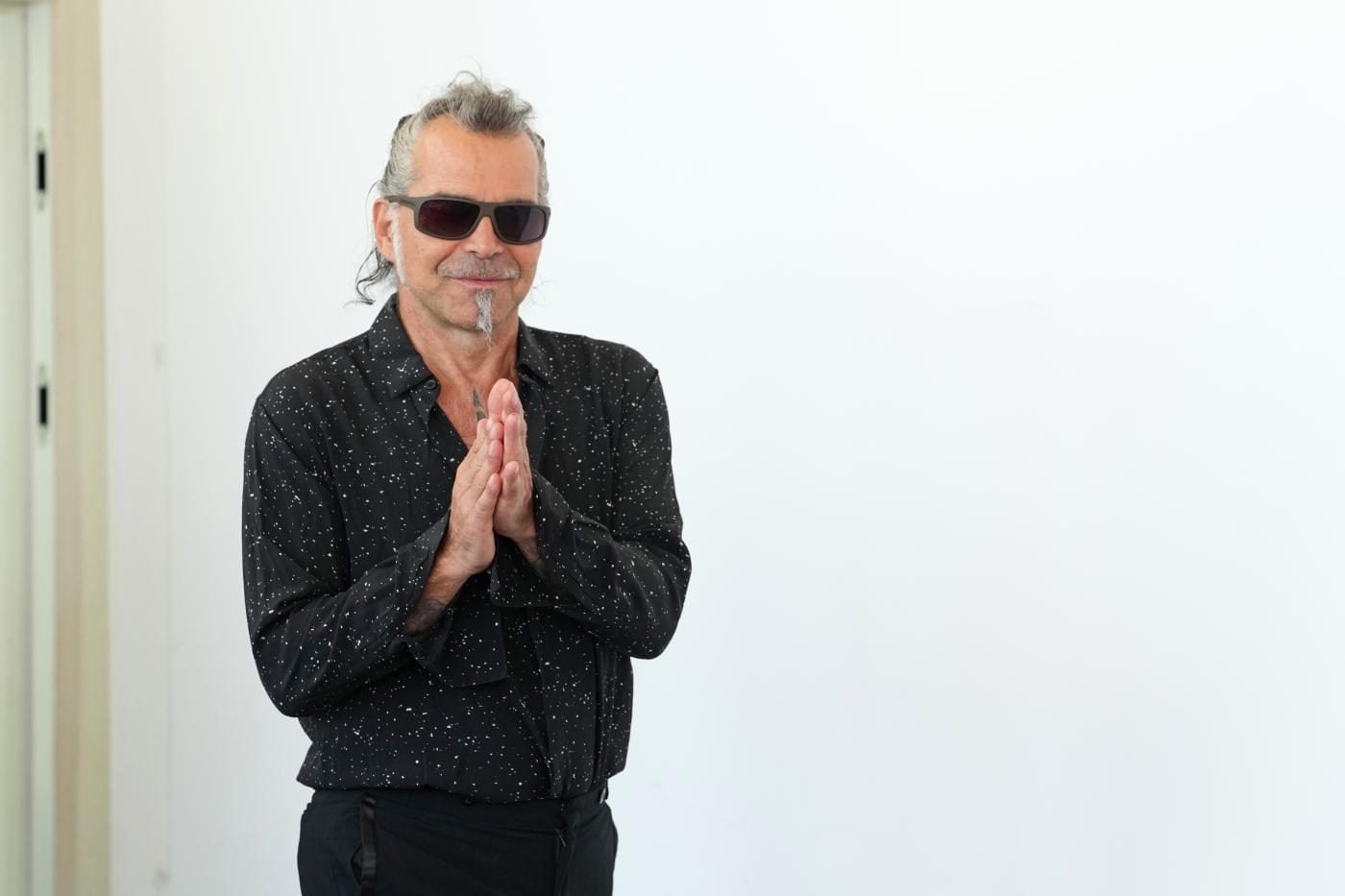 Piero Pelù e l'incidente in studio: "Svenuto dopo l'esplosione delle cuffie, avrò l'acufene per sempre"