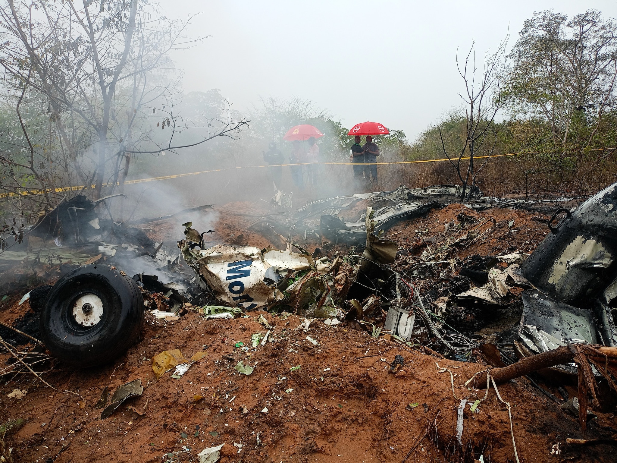 Aereo turistico precipita in Kenya e prende fuoco poco dopo il decollo: morte tutte le 11 persone a bordo