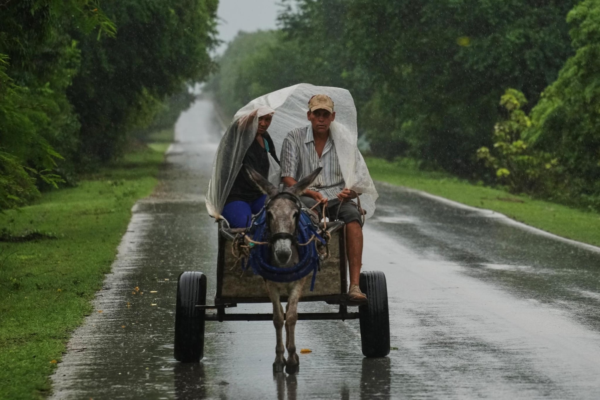 Santiago de Cuba, alcuni residenti fuggono prima dell’arrivo dell’uragano