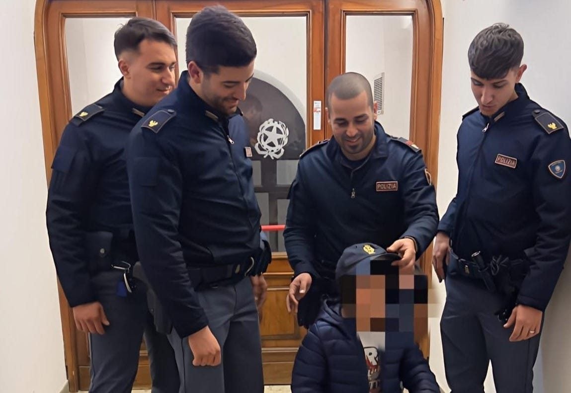 Bimbo di 4 anni cammina da solo, la polizia lo vede e rintraccia il padre: “Ha sorriso quando ha visto l’asilo”