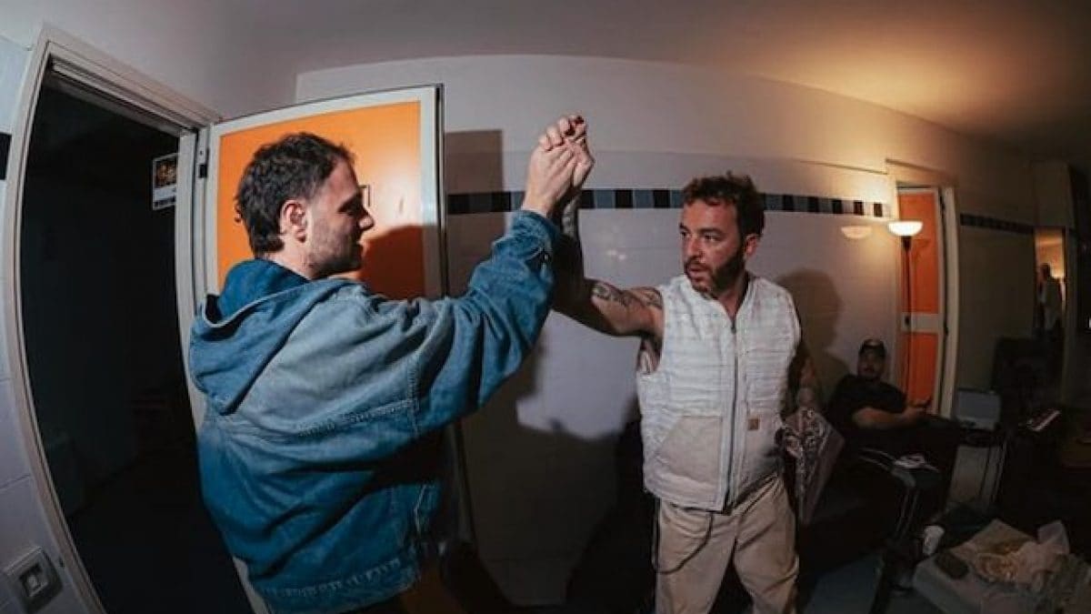 Anastasio e Salmo si danno il cinque nei camerini del PalaSele