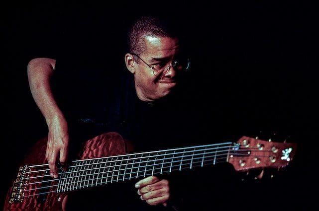 Anthony Jackson si esibisce al North Sea Jazz festival – ph Paul Bergen:Redferns