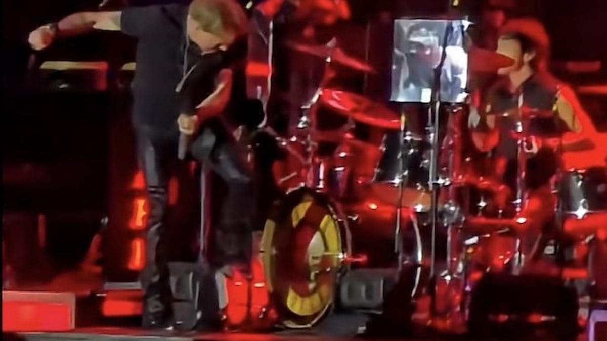 Axl Rose dei Guns N’ Roses prende a calci la batteria