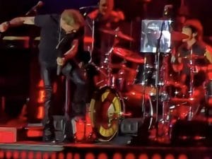 Axl-Rose-dei-Guns-N-Roses-prende-a-calci-la-batteria-300x225.jpg