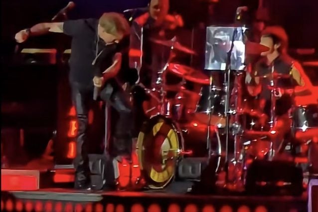 Axl Rose dei Guns N' Roses ha un crollo, getta il microfono contro la batteria e abbandona il palco