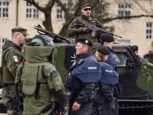 Bundeswehrnbsp-polizei-300x225.jpg