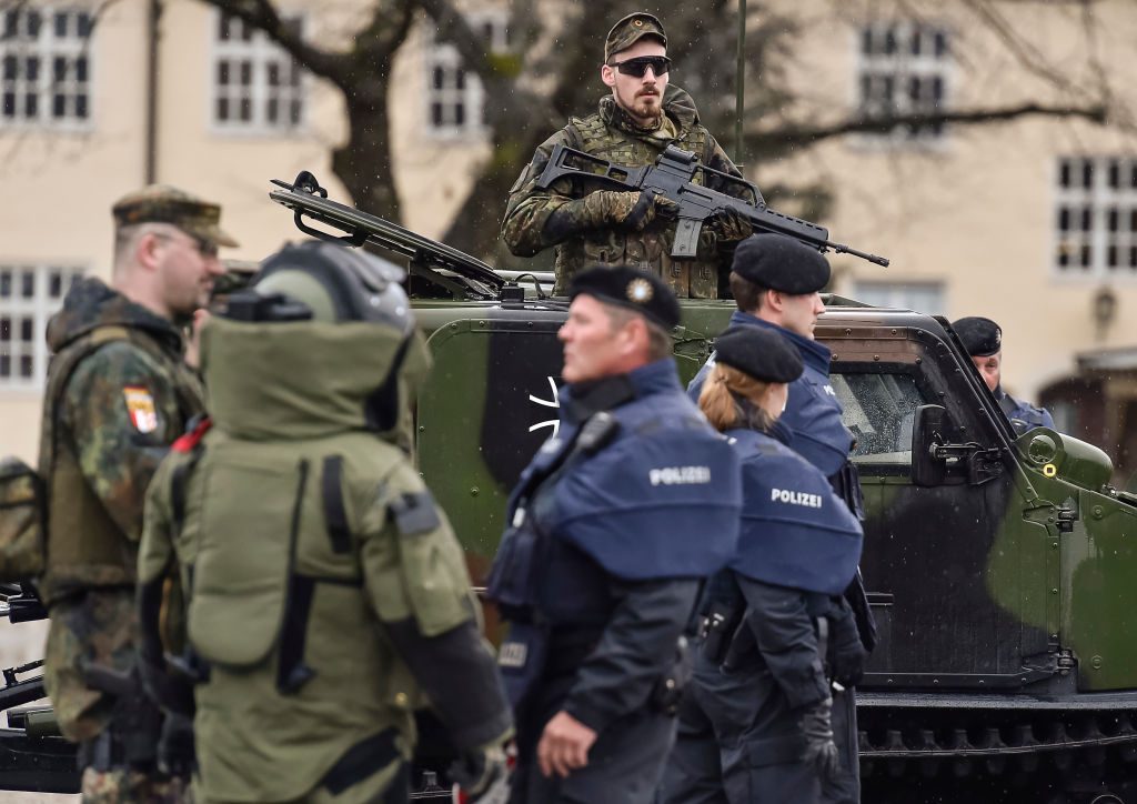 “Persone armate”, polizia arriva e spara ma erano soldati in esercitazione: un ferito e imbarazzo in Germania