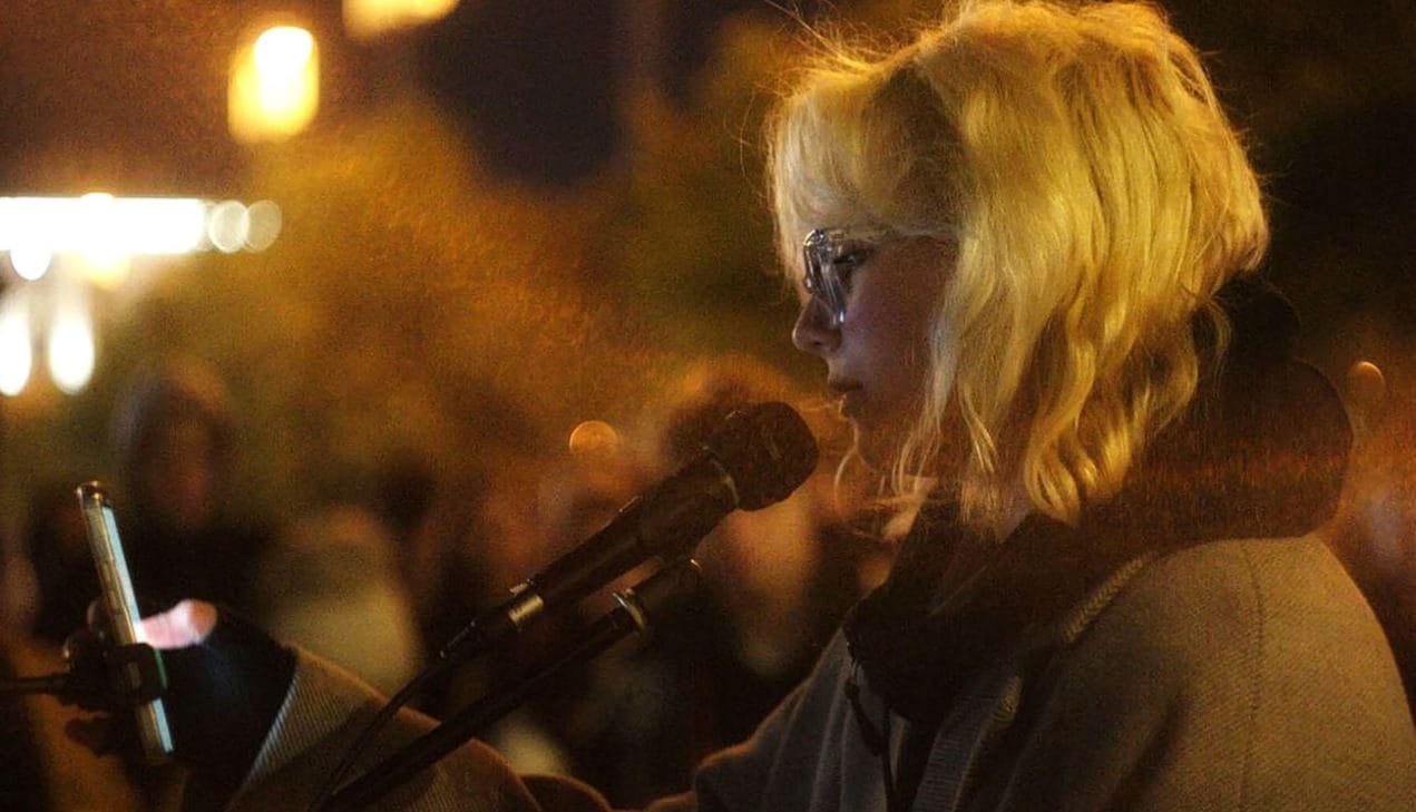 Il video della canzone proibita da Putin è virale sui social, artista di strada 18enne arrestata in Russia