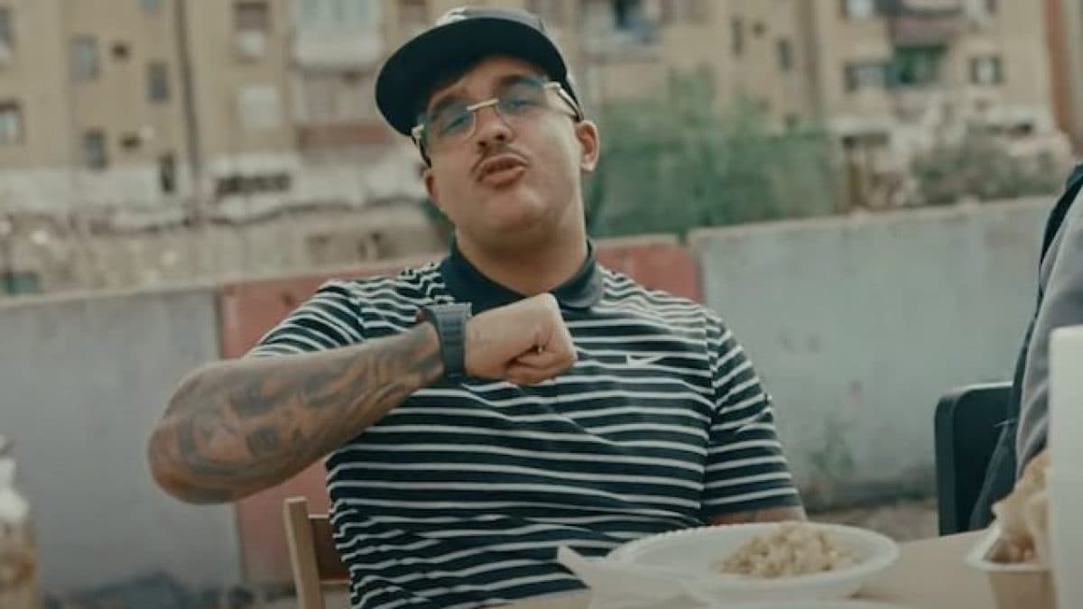 Geolier nel video di Amen (freestyle)