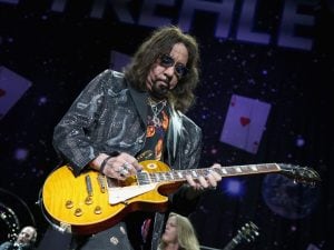 È morto Ace Frehley, chitarrista e fondatore dei Kiss: aveva 74 anni